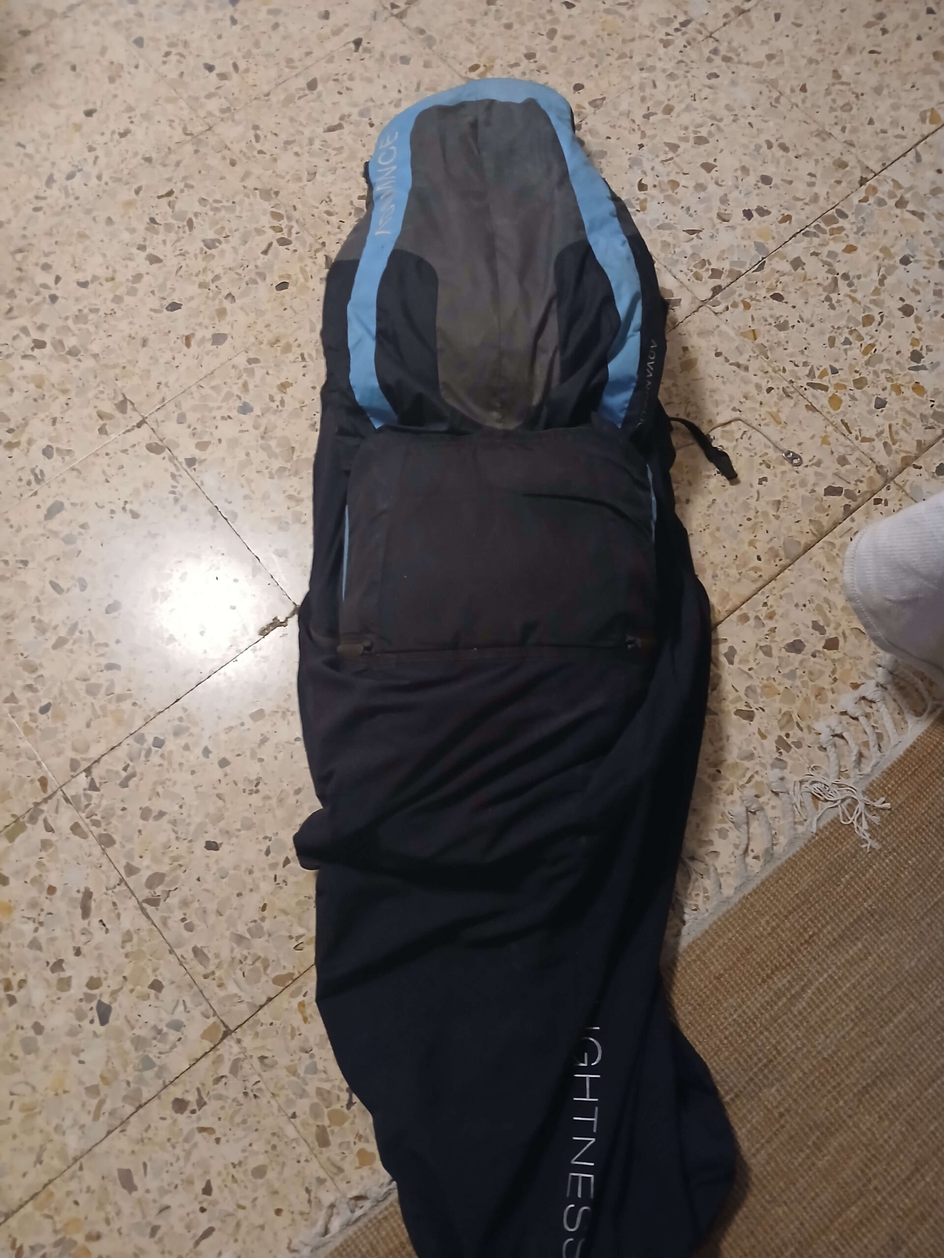 Advance Lightness 2 ultralight pod harness in black/blue on display with backpack and carabiners, good condition with minor front cockpit wear