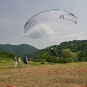 Skywalk Spice 2 paraglider in green and white, size S, mint condition with 2 hours of flight, perfect for intermediate and advanced pilots, located in Nova Gorica, Slovenia