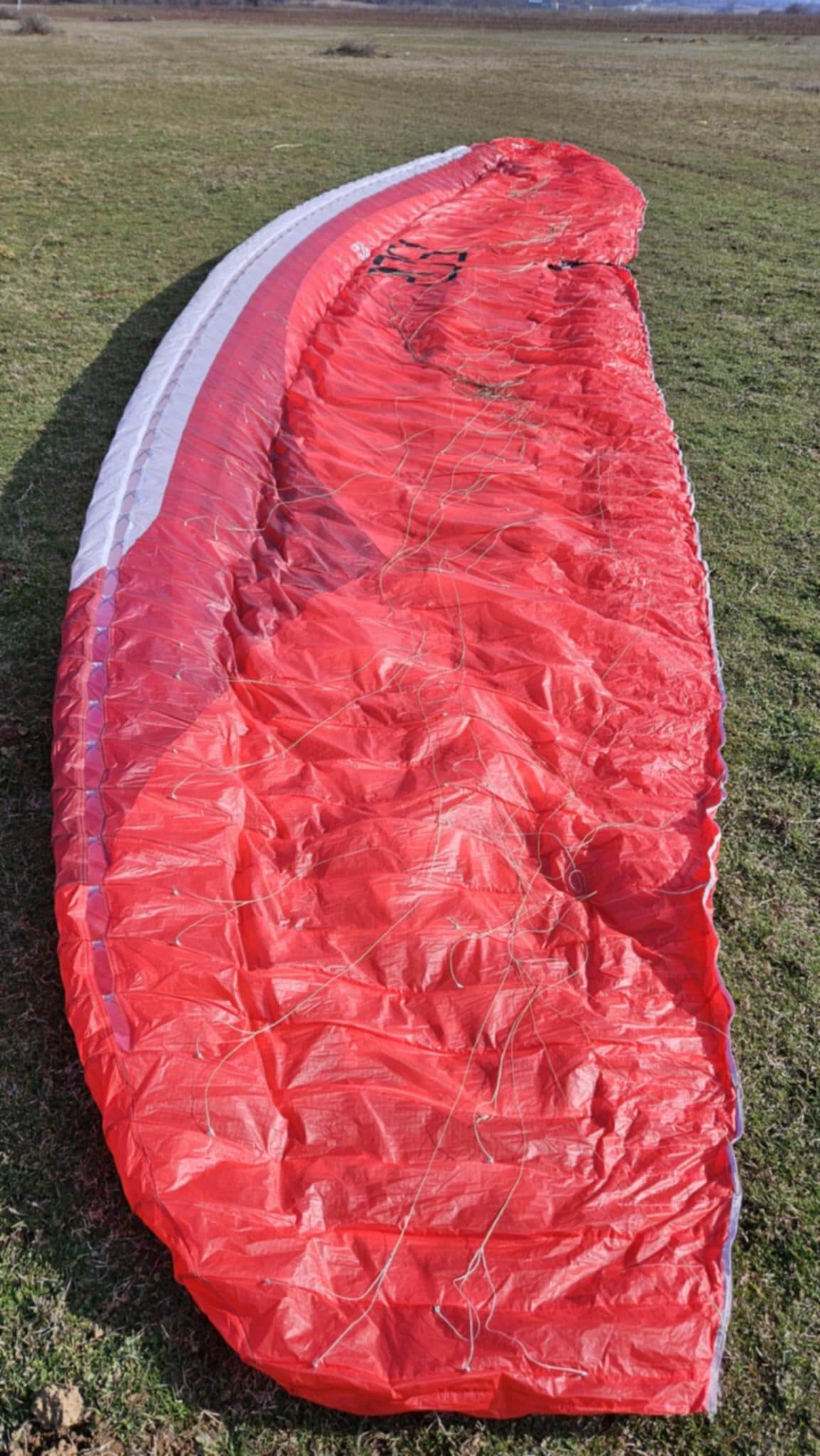 Gin Leopard paraglider in white and red, size L, well-maintained, ready for sale. Caption: