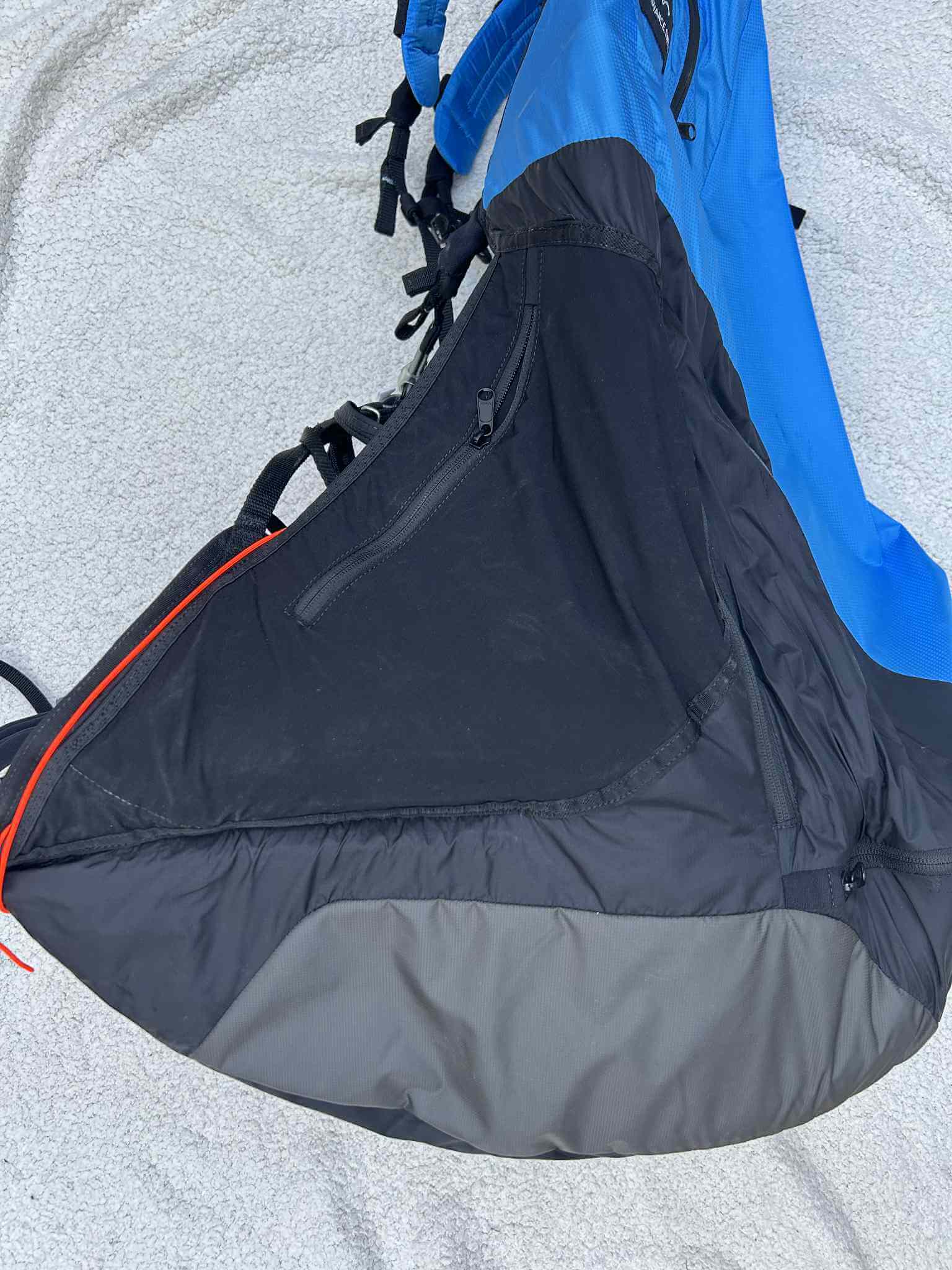 Advance Boundless harness in blue color, displayed in pristine condition, convertible to rucksack, ideal for hike & fly or speed riding