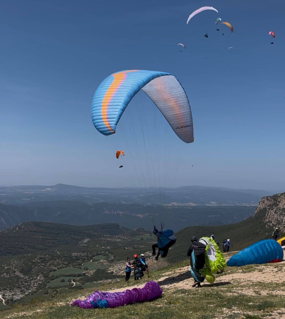 Ozone Alpina 4 ultralight second-hand paraglider in excellent condition, ready for hike and fly adventures — size ML, May 2022, 130h.